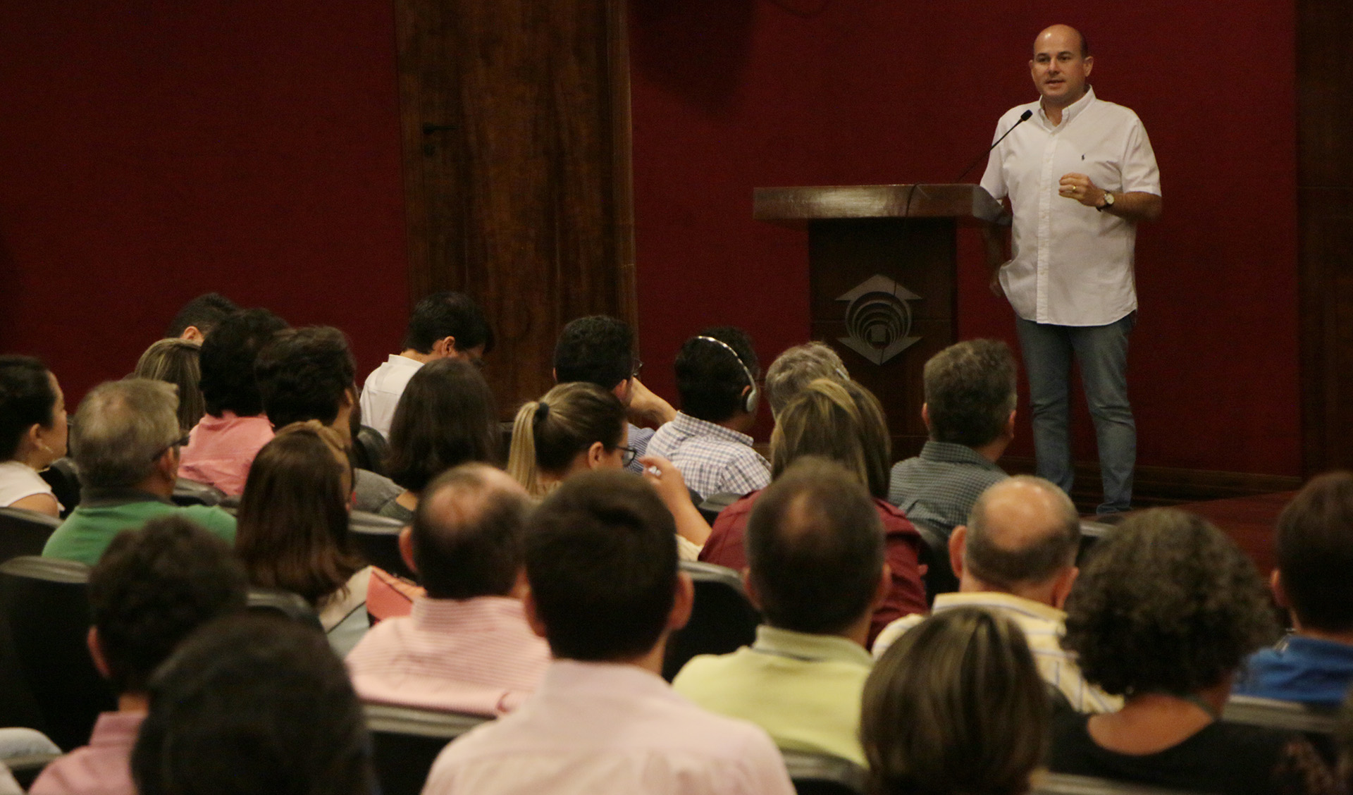 prefeito roberto cláudio fala numa sala de aula